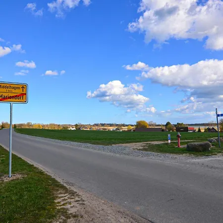 Beautiful In Mariendorf With Kitchen Holiday home *